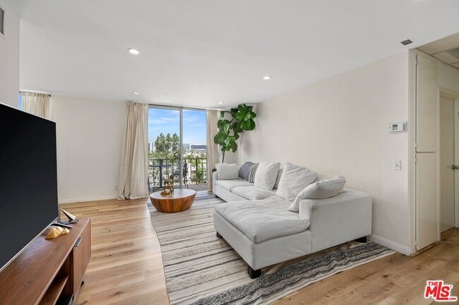 Building Photo - 100 S Doheny Dr