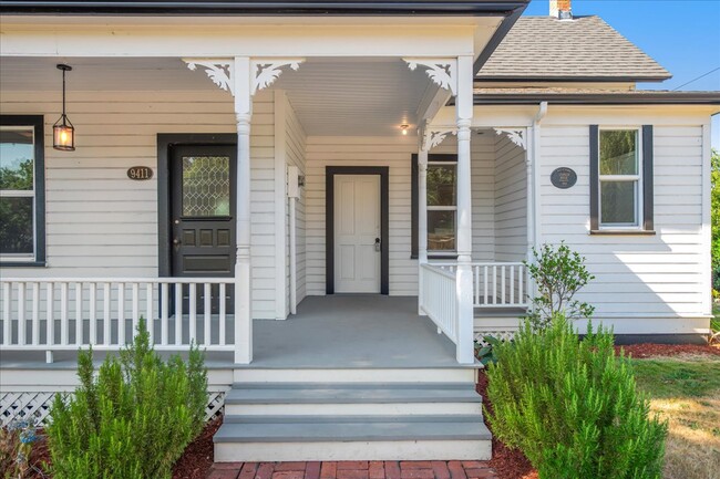 2 front entrances into home - 9411 SE Evergreen Hwy