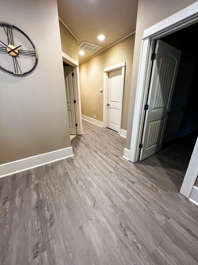 Building Photo - 5 bedroom 3 bath home next to Promenade