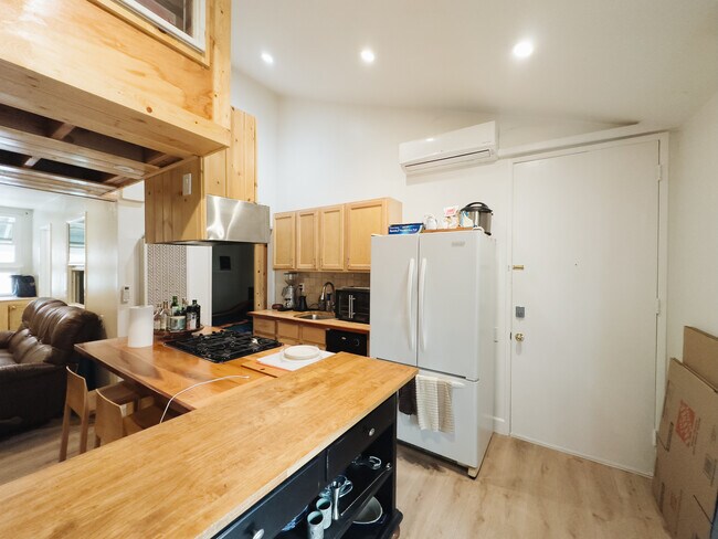 Foto del edificio - 31567 Lindero Canyon Rd