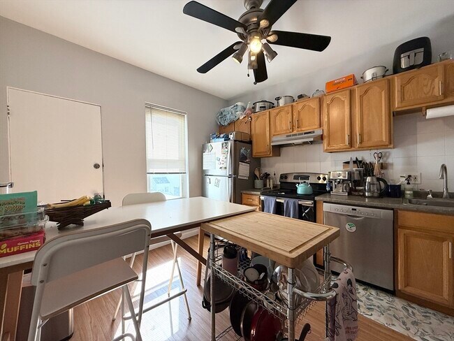 Building Photo - 256 Elm St