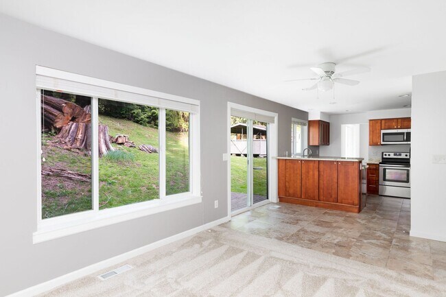 Foto del edificio - Beautiful 4 Bedroom 3 Bath Issaquah Home on Large Private Lot