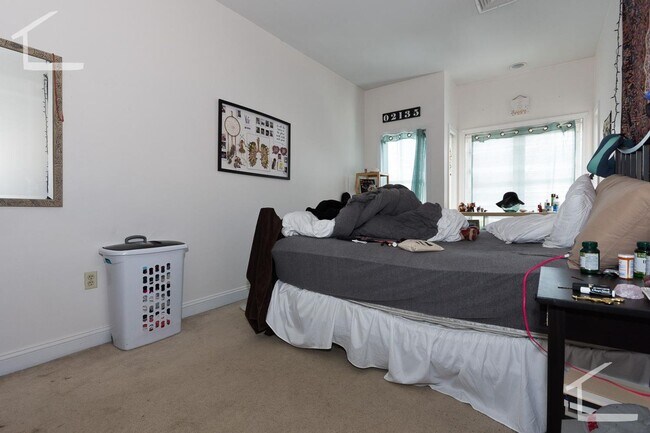 Foto del edificio - 1800 Sq Ft. Pet Friendly Duplex w 2 Parking Spots perfect location!  Secured Basement w Laundry &...