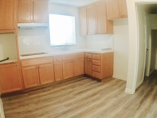 Foto del edificio - Large Studio with a full kitchen and Bath One Parking space included