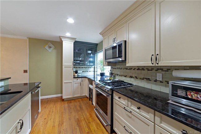 Building Photo - 75 Cos Cob Ave