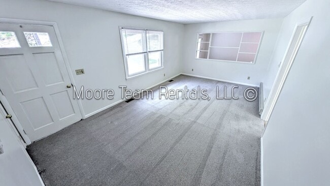 Building Photo - Clean 3BR Home with Garage Basement Near Hendersonville Conveniences