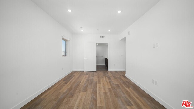 Building Photo - 5153 W Maplewood Ave