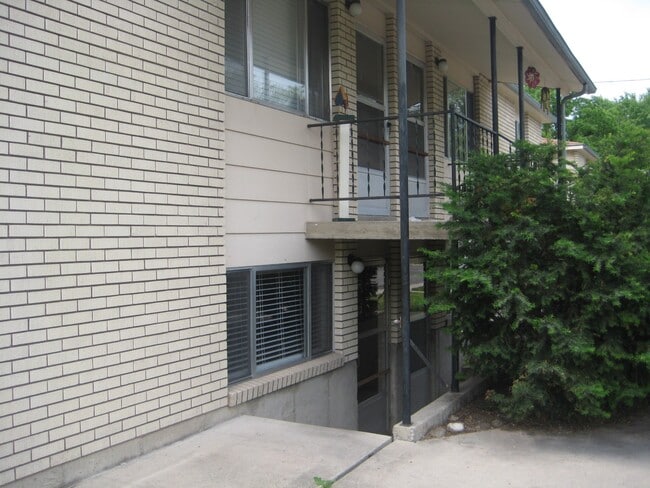 Building Photo - 370 W 200 N