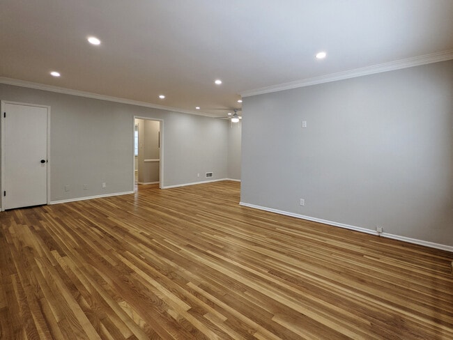Building Photo - 458 S Oakhurst Dr