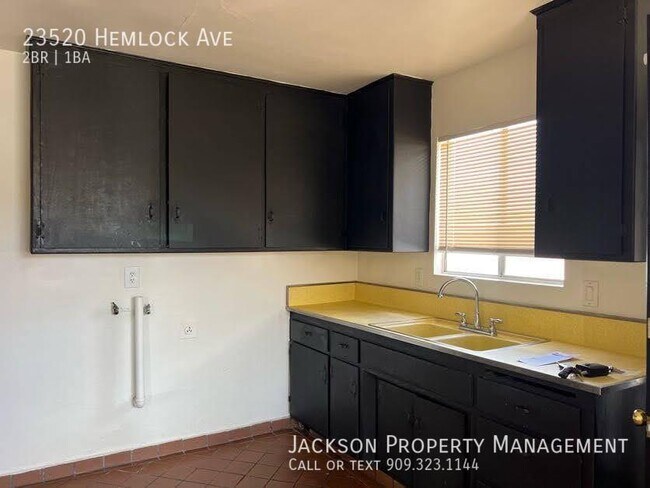 Foto del edificio - Single Story w/d hook ups GARAGE