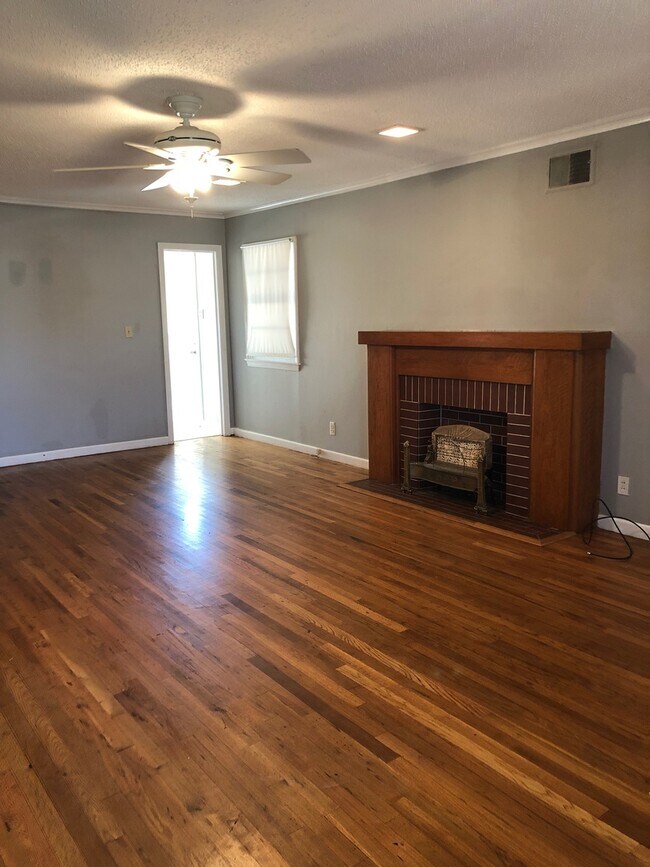 Foto del edificio - Adorable 2 Bedroom, 1 Bathroom Duplex off ...