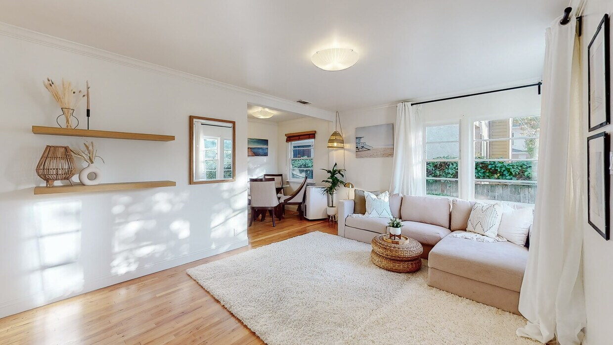 Living Room - 904 Victoria Ave