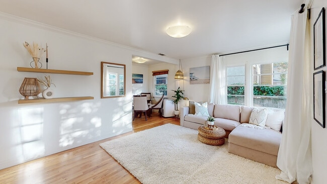 Living Room - 904 Victoria Ave