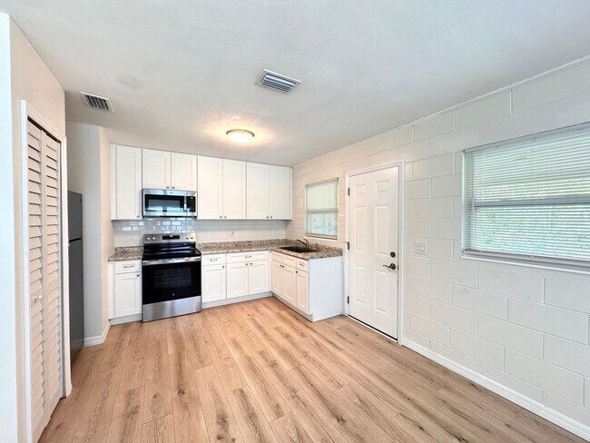 Building Photo - One Bedroom Duplex in Clermont!