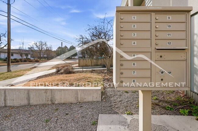 Foto del edificio - Gorgeous Townhome with Central AC and Rooftop Deck