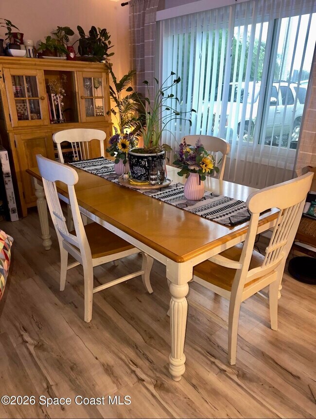 Foto del edificio - 4406 Sherwood Blvd