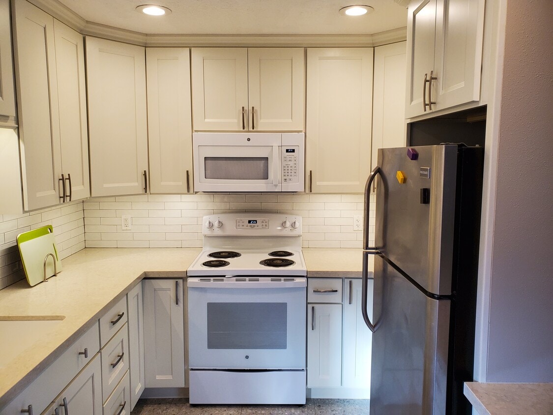 Primary Photo - 12612 NE Prescott Dr