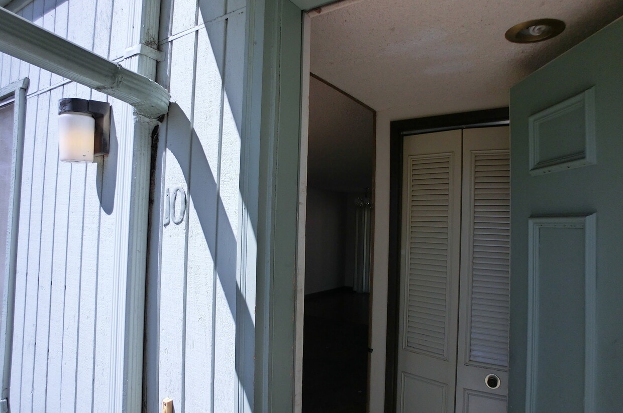 Primary Photo - Great centrally located apartment!