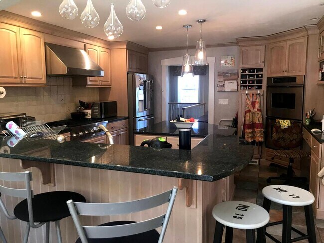 Foto del edificio - 70 Lovett Rd