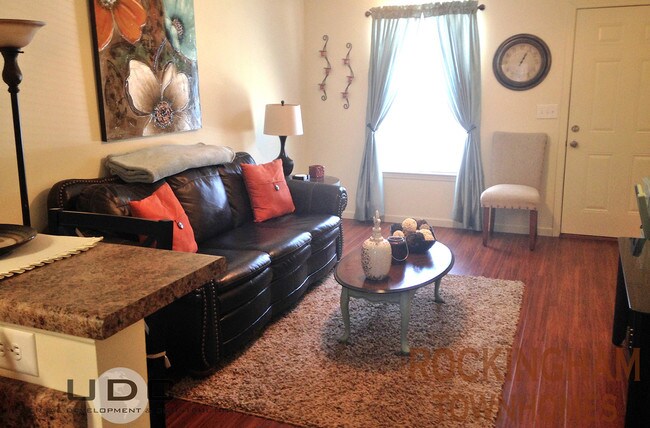 Foto del edificio - Rockingham Townhomes