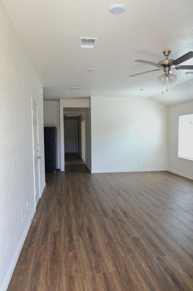 Foto del edificio - 916 Industrial Ave