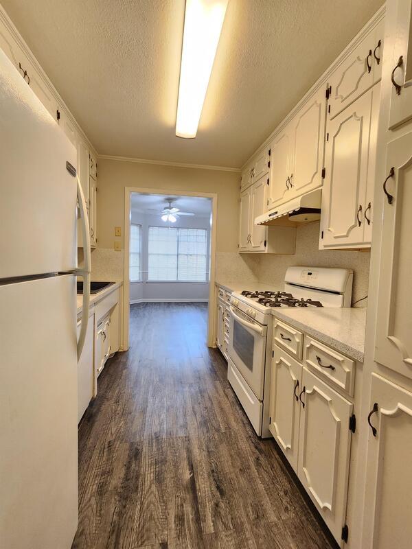 Building Photo - 420 Top Hill Dr