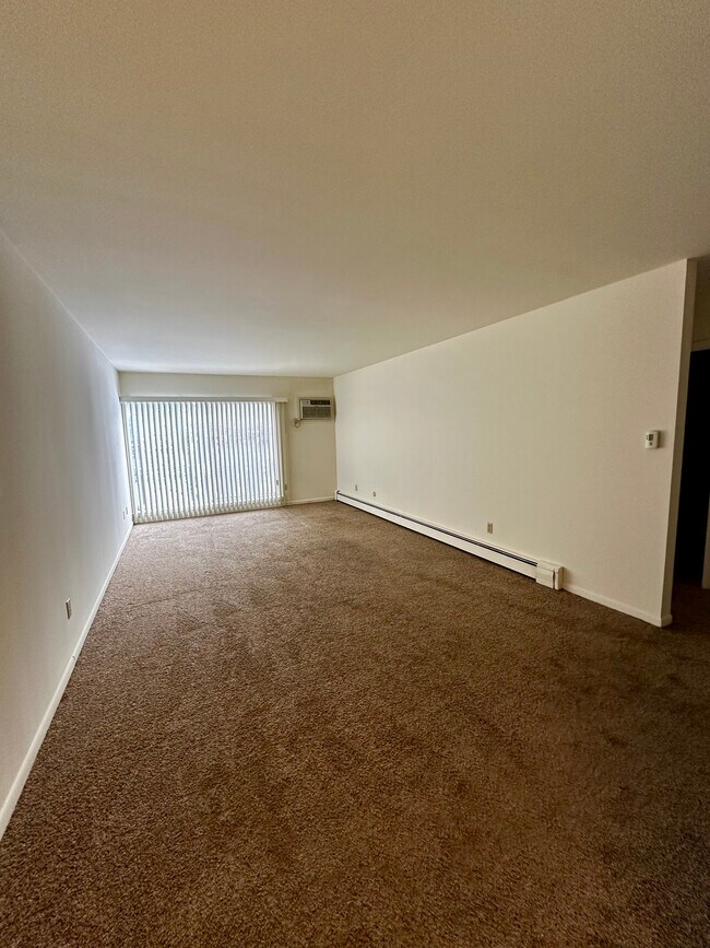 SALA DE ESTAR - 3705 James St