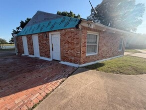 Building Photo - 2200 Country Club Rd