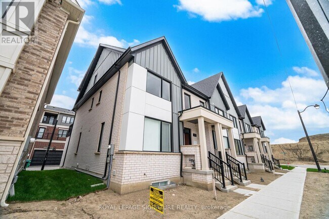 Building Photo - 7 Moosehead Dr