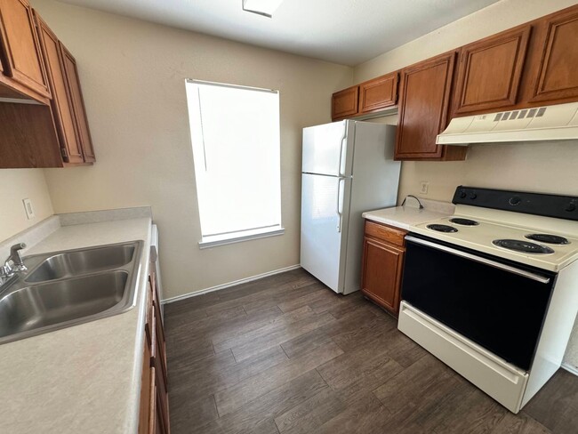 Building Photo - 1712 Benttree Dr