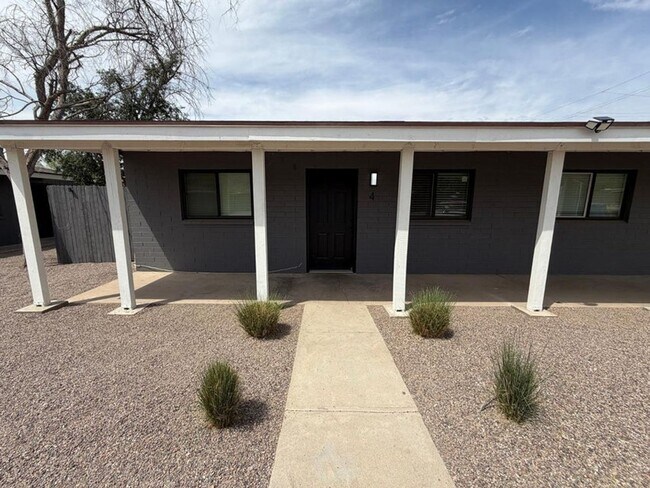 Building Photo - 1027 E Dunlap Ave