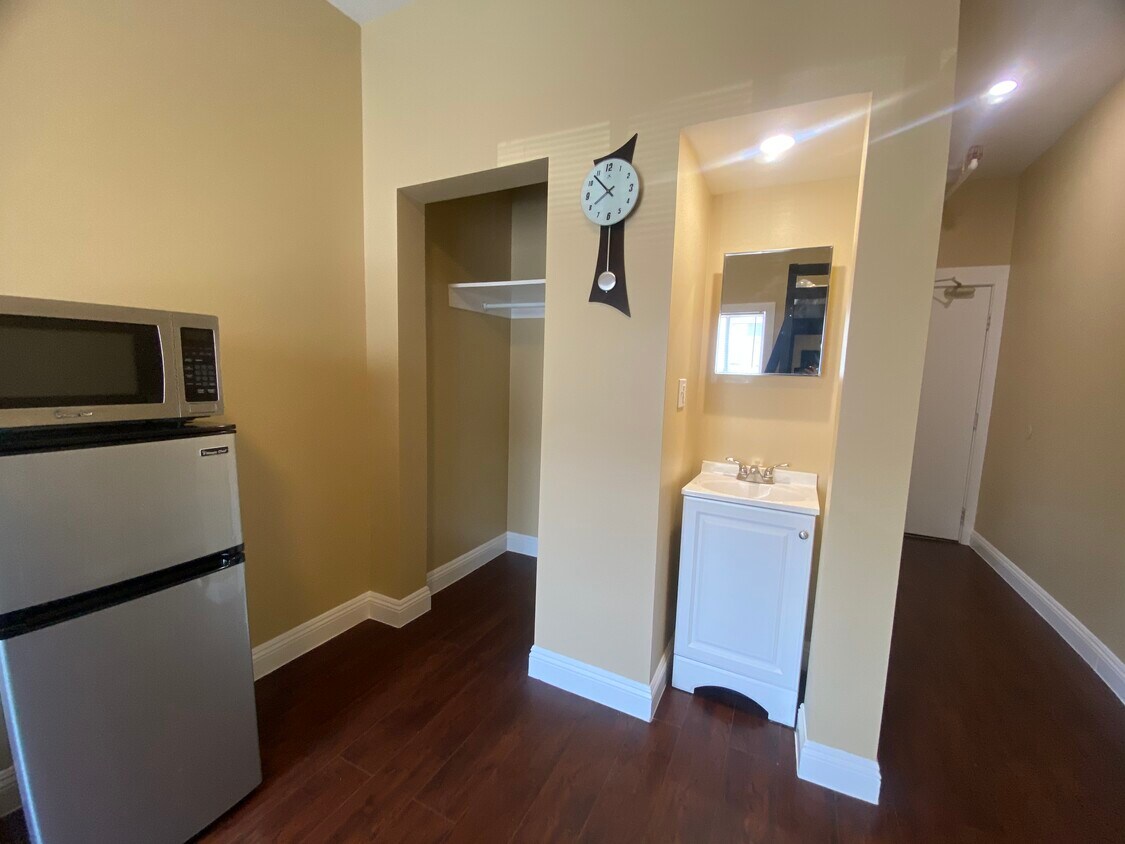 739 Garland Ave - Apartments in Los Angeles, CA | Westside Rentals