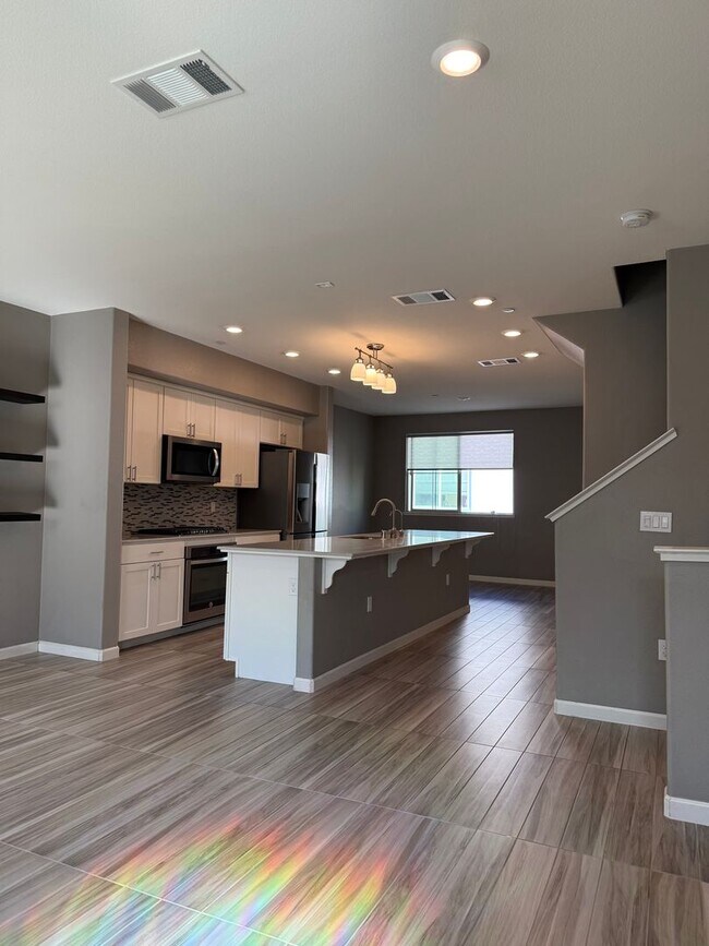 Foto del edificio - Beautiful 4 Bedroom, 3.5 Bathroom Home in Desirable Communication Hills