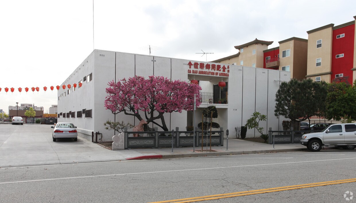 Foto principal - 738-740 Yale St