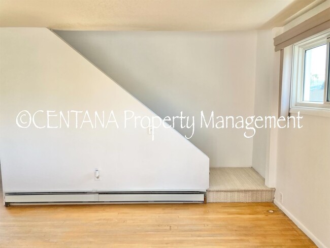 Building Photo - Large home with a huge yard on the West si...