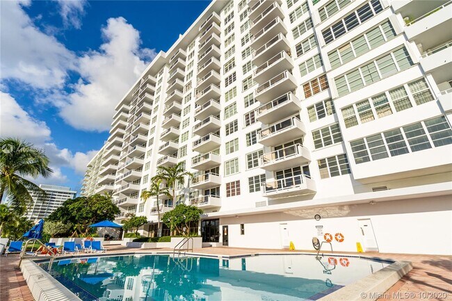 Foto del edificio - 5700 Collins Ave