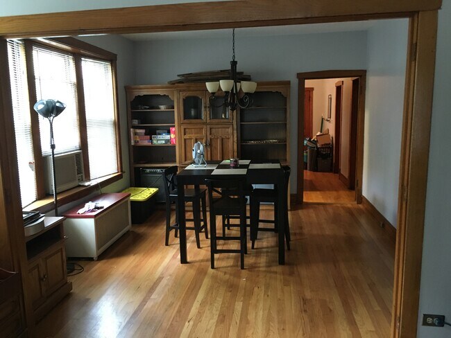 Foto del edificio - 3357 N Harding Ave