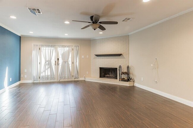 Foto del edificio - 2519 Bering Dr