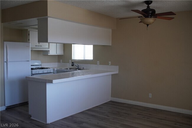 Foto del edificio - 6966 Issac Ave