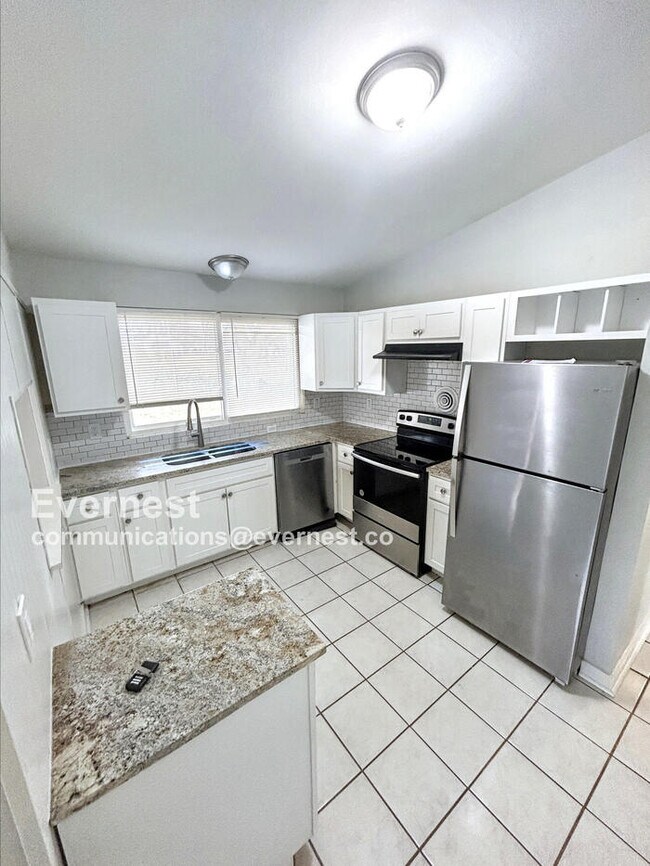 Foto del edificio - 3 Bed, 2 Bath Home with Garage / Pet-Friendly / Available Now!