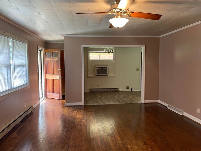 Building Photo - 3 bdrm 1 ba brick home Near Teachey School