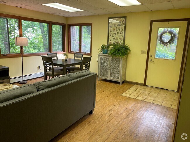Building Photo - 145 Oakwood Rd