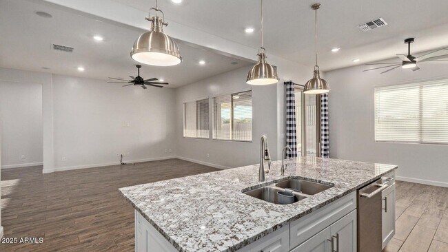 Foto del edificio - 7234 S 28th Ln