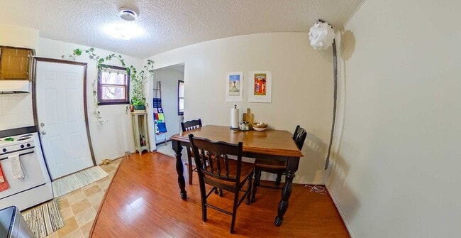 Foto del edificio - 3D Tour Available - Conveniently Located + Off-Street Parking! Sorry, no laundry hookups. Availab...