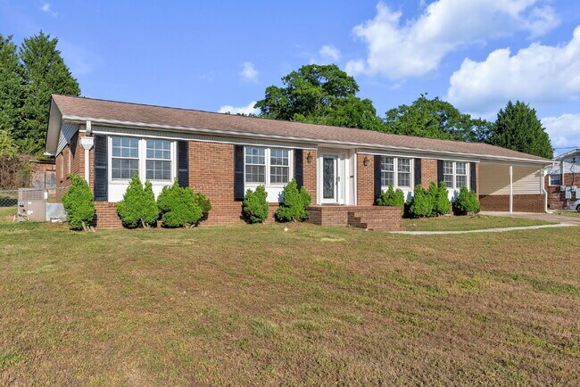 Foto del edificio - Spacious 3 Bedroom, 2 Bath Home with Dual Living Areas & Energy-Saving Solar Panels! $2,100/mo rent