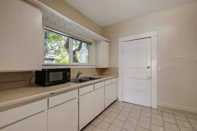 Foto del edificio - Move In Special! 3 Bedroom House Across from Chico State and WREC!