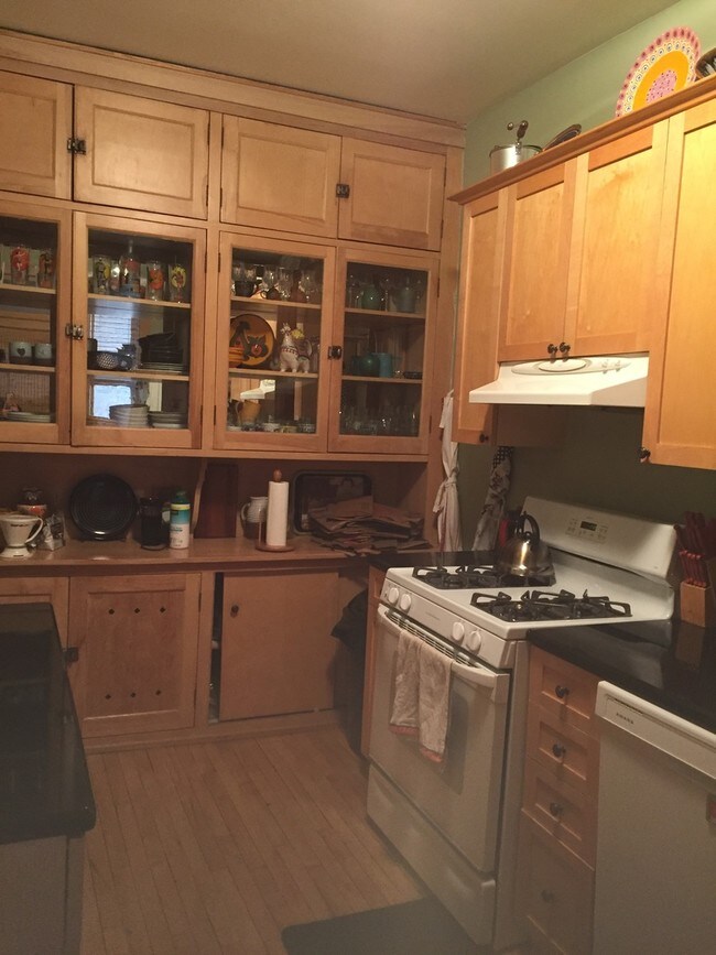 Building Photo - 832 Hinman Ave