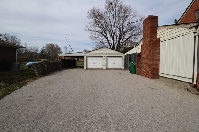 Foto del edificio - Three bedroom home off S Pope Lick Rd