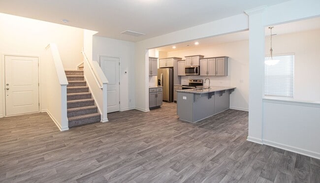 Foto del edificio - BEAUTIFUL 2 Bedroom Townhome in MIDLAND AV...