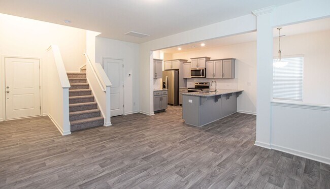 Foto del edificio - BEAUTIFUL 3 Bedroom Townhome in MIDLAND AV...
